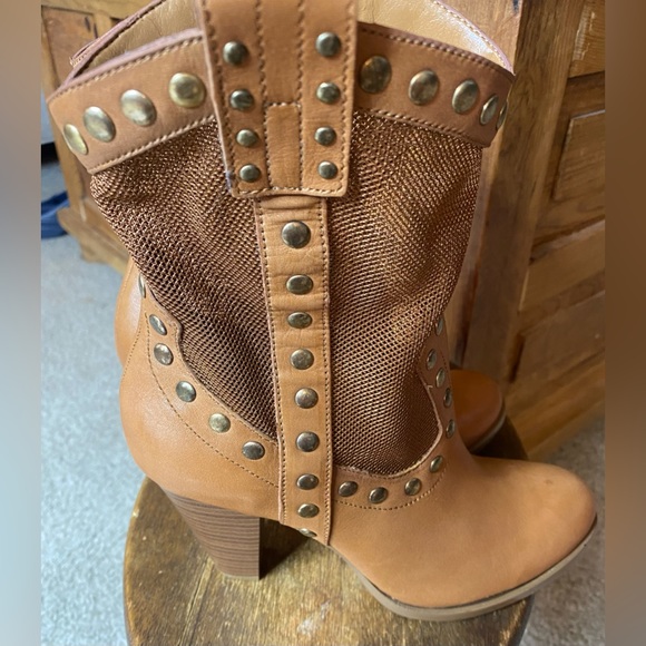 New, BCBG Winston Boots, Tan/Light Brown Leather/Mesh w/ Studded Accents, Sz 6.5 - Picture 3 of 13